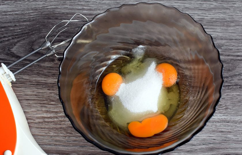 1. Этап. Торт «Экзотик»: Взбейте яйца с сахаром в пышную пену.