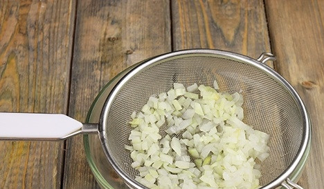 1. Этап. Салат Черепаха с яблоками и сыром: 5. Очистите луковицу, нарежьте мелкими кубиками. Ошпарьте кипятком или замаринуйте при желании.