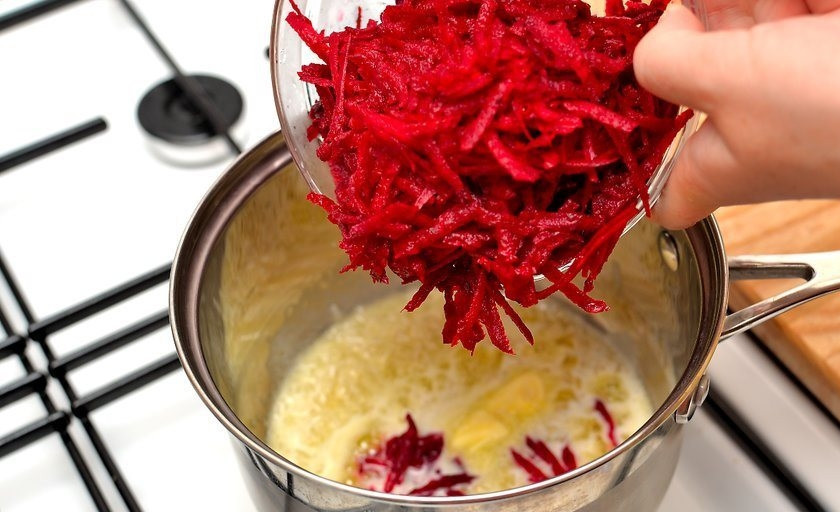 1. Этап. Рецепт борща из свеклы: В сотейнике растопите сливочное масло. Когда масло полностью растает и начнут появляться пузырьки, отправьте в него рис и тертую свеклу.