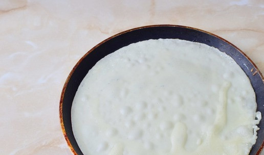 1. Этап. Блины-треугольники с фаршем: Перед первым блином горячую блинную сковороду смажьте растительным маслом. Налейте на неё тесто и равномерно распределите по всей поверхности. Готовьте блинчики с двух сторон до золотистого цвета.