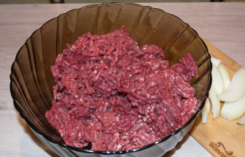 1. Этап. Котлета по-шадрински: При помощи мясорубки перекрутите мясо свинины и говядины.