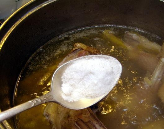 1. Этап. Вкусный куриный бульон: Варим бульон еще 1,5 часа, солим, по желанию добавляем специи, лавровый лист.