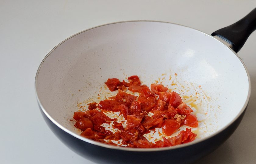 1. Этап. Тофу чили: Слейте масло, оставив только немного на дне. Мелко измельчите имбирь и чеснок. Обжарьте немного, затем добавьте перец чили, томатную пасту и помидоры. Жарьте пару минут до мягкости.