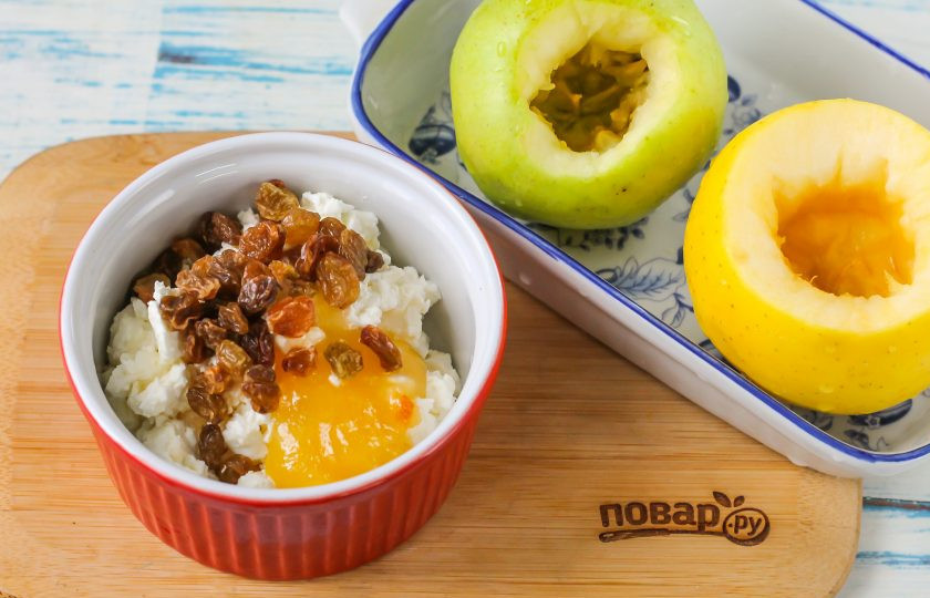 1. Этап. Яблоки с творогом запеченные в микроволновке: В пиале или салатнике смешайте творог любой жирности с изюмом и медом. Если заменяете мед сахаром, то придерживайтесь такого же объема продукта.