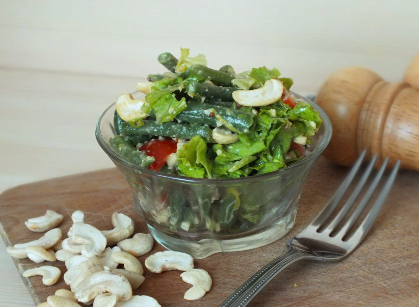 1. Этап. Салат из зеленой фасоли с орехами: Салат готов к подаче. Приятного аппетита!