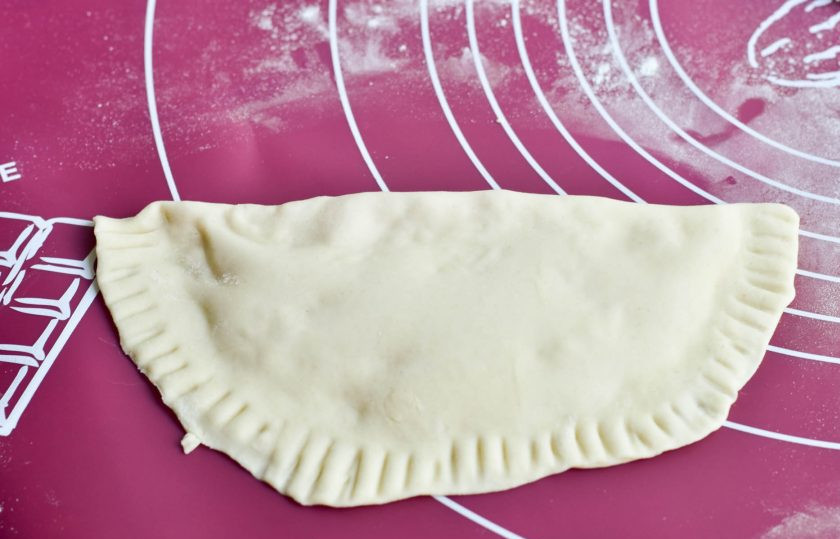 1. Этап. Чебуреки с курицей и сыром: Скрепите руками, а затем вилкой края.