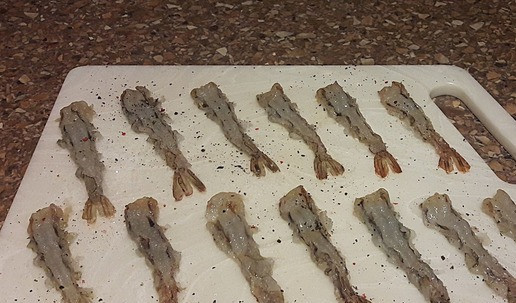 1. Этап. Тигровые креветки в темпуре и фритюре: Делаем несколько мелких надрезов поперек брюшка и «распрямляем» креветки. Так они не свернутся калачиком во время жарки! Солим и перчим.