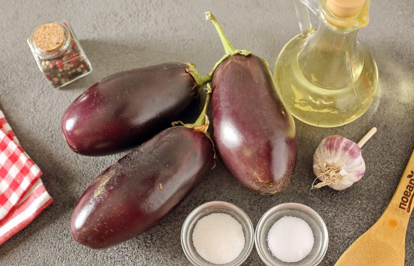 1. Этап. Баклажаны с чесноком жареные на зиму: Подготовьте все ингредиенты.