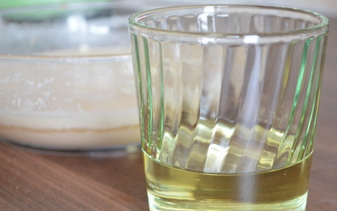 1. Этап. Пирожки на воде: Добавьте масло и соль.