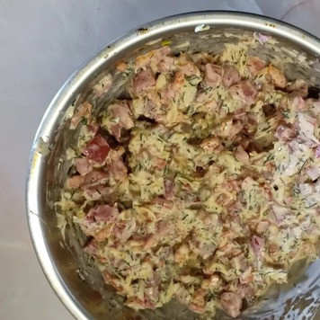 1. Этап. Куриные грудки под сырно-овощной шубкой: Смешать овощи, зелень, половину тертого сыра и чеснок, посолить, добавить горчицу и майонез. Все перемешать.