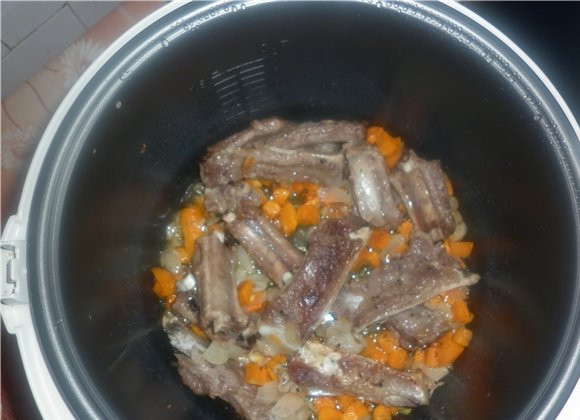 1. Этап. Свиные ребрышки в мультиварке Редмонд: Овощи и ребрышки сложить в чашу мультиварки на режим тушение на полчаса.