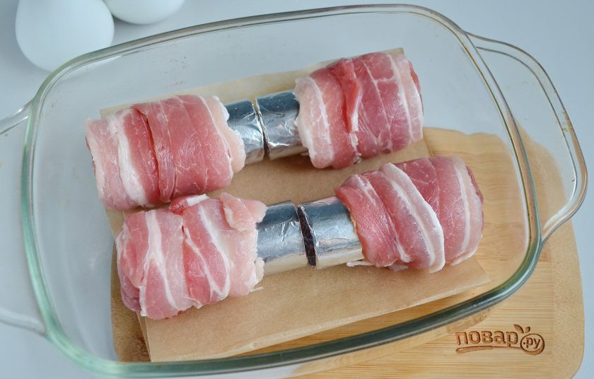 1. Этап. Шоты из бекона: Положите трубочки из бекона на пергамент и запекайте при 180-200 градусах минут 20.