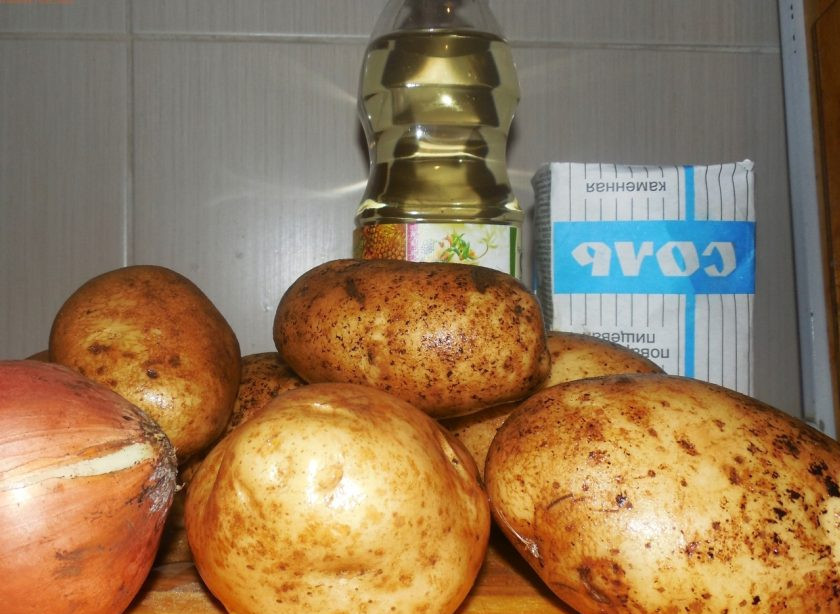 1. Этап. Рецепт картошки с луком: 1. Всего два ингредиента — и на вашем столе сытное и невероятно вкусное блюдо. Я предлагаю простой рецепт картошки с луком по-домашнему. Для жарки лучше брать картофель таких сортов, которые быстро готовятся и развариваются.