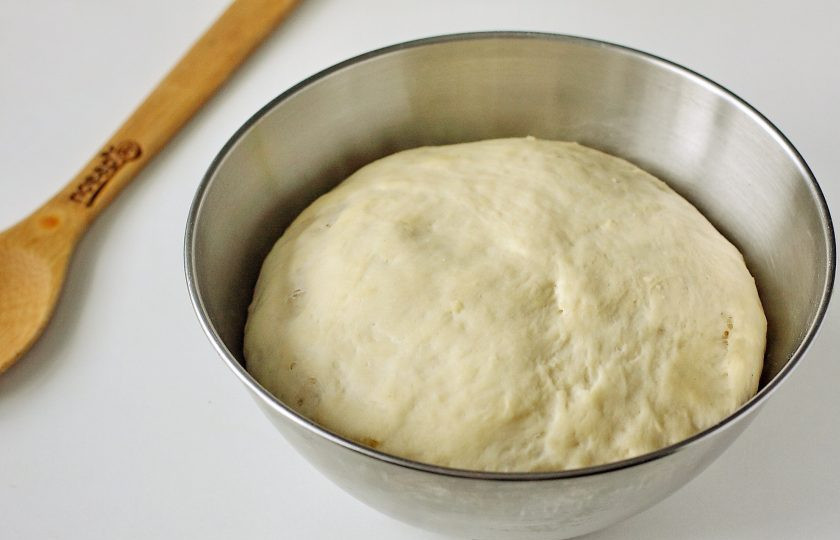 1. Этап. Дрожжевые пышки на сковороде: Тесто должно увеличиться примерно в 2 раза.