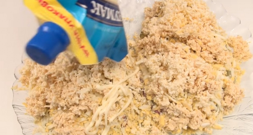 1. Этап. Салат Еловые шишки: 7. Посыпаем салатик тертым сыром и снова смазываем майонезом.