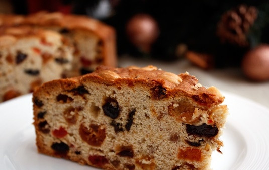 1. Этап. Рождественский кекс с сухофруктами и орехами: После этого остудите кекс, заверните его в пищевую плёнку и уберите в холодильник на 2-3 дня. Приятной дегустации!