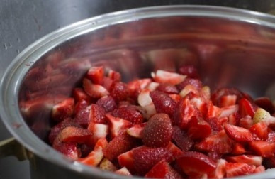 1. Этап. Клубничное варенье из крупной клубники: Разрезаем крупные ягоды или пополам, или на 4 части (в зависимости от размера ягод). Но старайтесь, чтобы кусочки ягод были более-менее одинакового размера.