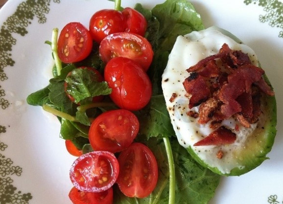 1. Этап. Яйцо в авокадо с беконом: 8. Подавайте авокадо, посыпав его беконом, а рядом выложите свежий салат. Приятного аппетита!