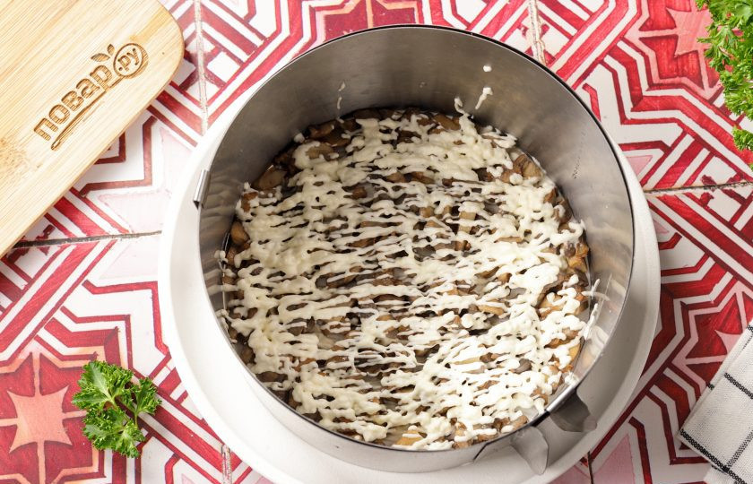 1. Этап. Салат с языком: Салат выкладывайте в кольцо слоями. Первый слой грибы и сетка майонеза.