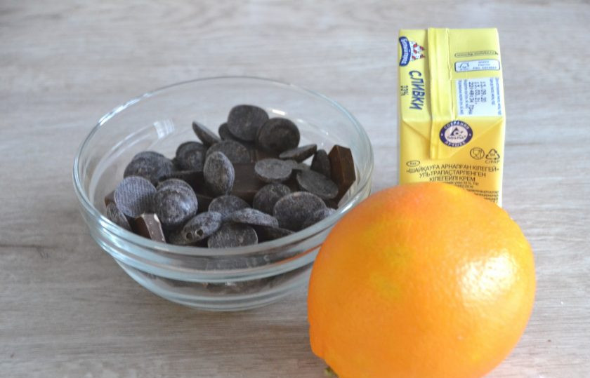 1. Этап. Апельсиновый ганаш: Первым делом приготовьте апельсиновый ганаш. Для этого возьмите 200 мл. сливок для взбивания, цедру 1 апельсина, 150 грамм шоколада, 20 мл. апельсинового сока.