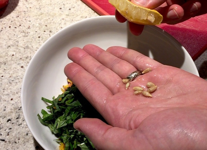 1. Этап. Салат с морковью и кедровыми орешками: 8. Полейте салат половинкой лимона, чтобы все косточки остались у вас в руке.