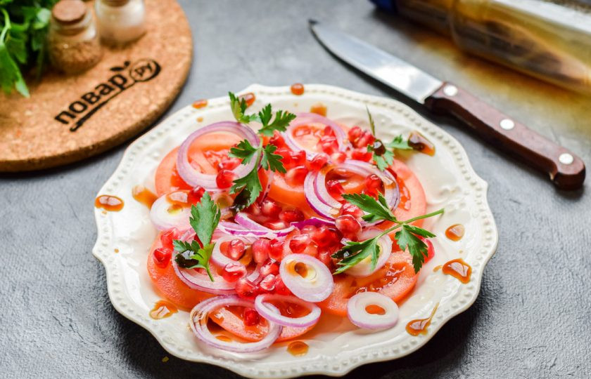 1. Этап. Салат Бакинский с гранатом: Украсьте салат зеленью, полейте соусом, приправьте солью и перцем. Подавайте салат к столу.