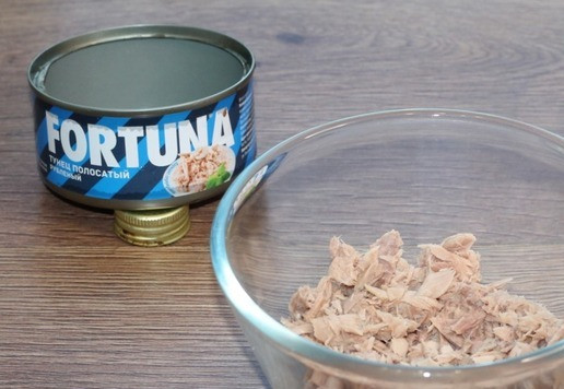 1. Этап. Желейная шуба в тарталетках: 2. Выкладываем тунец без жидкости в миску.