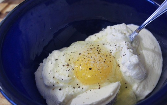 1. Этап. Лазанья с готовыми листами: В глубокую миску сложите рикотту, добавьте яйцо, соль и перец и смешайте до однородности.