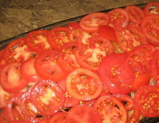 1. Этап. Свинина, запеченная с баклажанами в духовке: Верхним слоем выкладываем помидоры. Отправляем противень в духовку на 40 минут, температура 200 градусов.