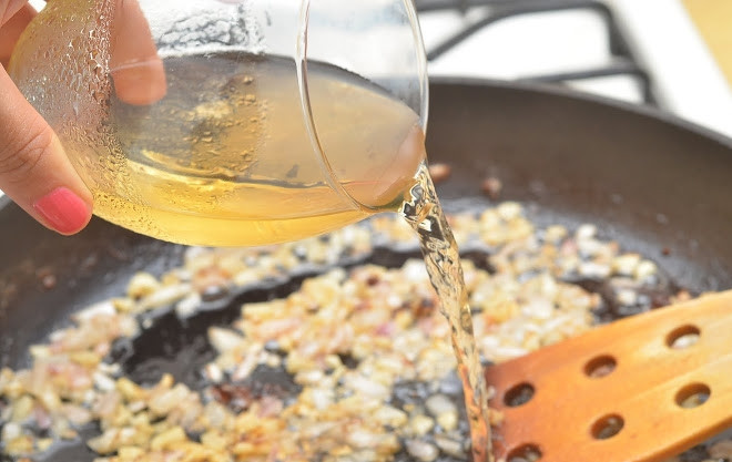 1. Этап. Филе цыпленка: 7. Влейте сухое белое вино.