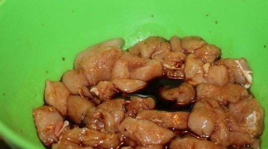 1. Этап. Куриная грудка с шампиньонами в сливках: 3. Вливаю соевый соус (125 миллилитров) к курице, перемешиваю, оставляю мясо на 60 минут для маринования.