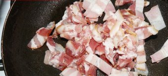 1. Этап. Суп Лондондерри: Половину бекона мелко нарезаем и обжариваем на сковороде.