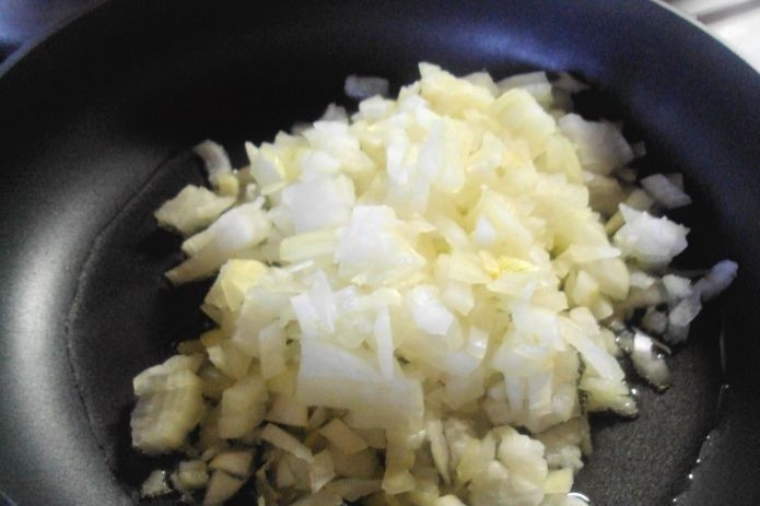 1. Этап. Соус Неаполитано: 1. Возьмите лук и чеснок, очистите, помойте и нарежьте очень мелко. Подготовьте сковороду, раскалите, после чего обжарьте все на растительном масле.