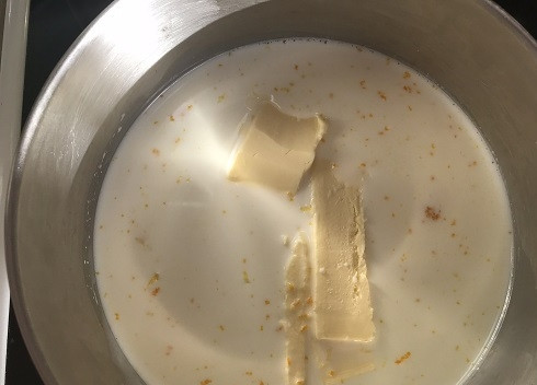 1. Этап. Итальянский манник на рикотте: В первую очередь необходимо растопить в молоке масло и добавить туда цедру лимона и апельсина. Не дайте молоку закипеть.