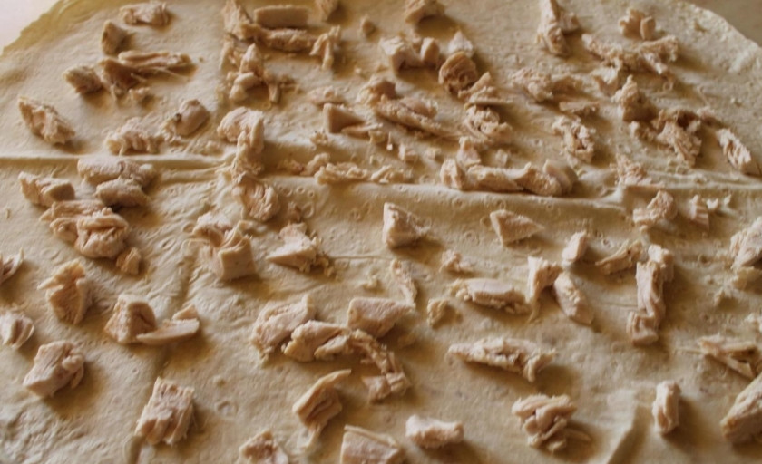 1. Этап. Лаваш с начинкой: 4. Куриное филе руками крошу на мелкие кусочки и равномерно распределяю их по всей поверхности.