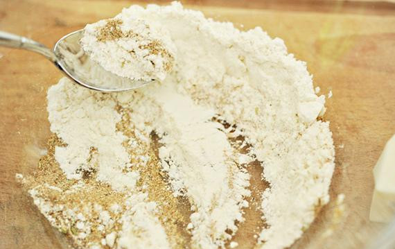 1. Этап. Креветки барбекю: 2. Добавить муку и хорошо перемешать.