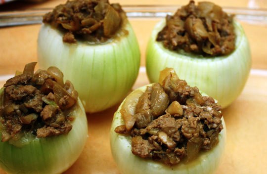 1. Этап. Фаршированный лук мясом: В каждую луковицу насыпьте щепотку крахмала, наполните фаршем и уложите в смазанную маслом форму. Запекайте в духовке 30 минут при 180 градусах. На стол подавайте полив соевым соусом.