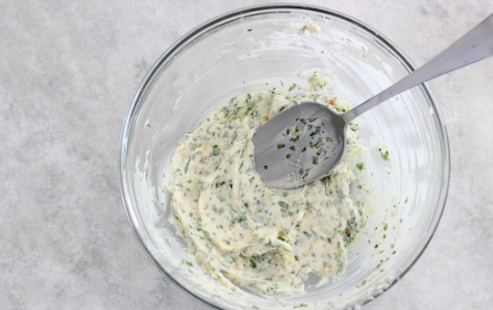 1. Этап. Жареная грудка по-турецки: 4. К чесноку и зелени добавьте размягченное сливочное масло и перемешайте.