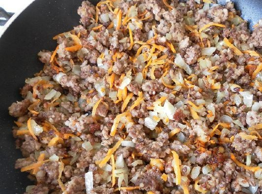 1. Этап. Паста с фаршем и помидорами: Обжариваем на сильном огне минут 10.