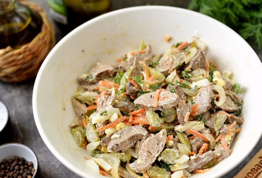 1. Этап. Салат из куриной печени с морковью по-корейски: Немного посолите и поперчите, заправьте вкусным майонезом и аккуратно перемешайте.