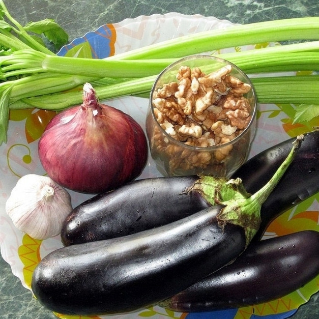 1. Этап. Баклажаны сациви с грецкими орехами: Баклажаны лучше брать молодые, некрупные. Итак, сперва баклажаны необходимо вымыть.