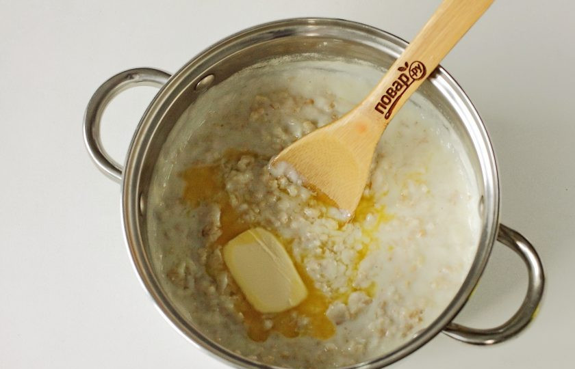 1. Этап. Овсяная каша со сливками: Варите кашу до полной готовности, согласно инструкции приготовления овсяных хлопьев. Время может варьироваться от 5 до 20 минут. В самом конце добавьте кусочек сливочного масла, перемешайте и дайте каше настояться еще 10-15 минут.
