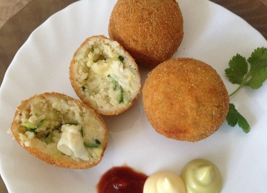 1. Этап. Аранчини из кускуса с цукини и моцареллой: 15. Подаем к столу с любимым соусом. А вот такие они в разрезе: хрустящая корочка и мягкая серединка с расплавленной моцареллой внутри. Очень вкусно!