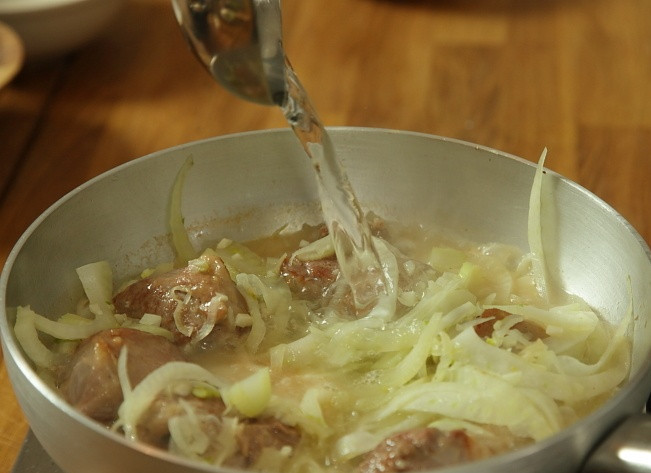 1. Этап. Баранина, тушеная с фенхелем: Соедините мясо и лук, залейте бульоном и тушите около часа.