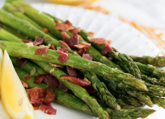 1. Этап. Спаржа с беконом: Бекон обжарить отдельно. Подавать запеченную спаржу с кусочками жареного бекона.