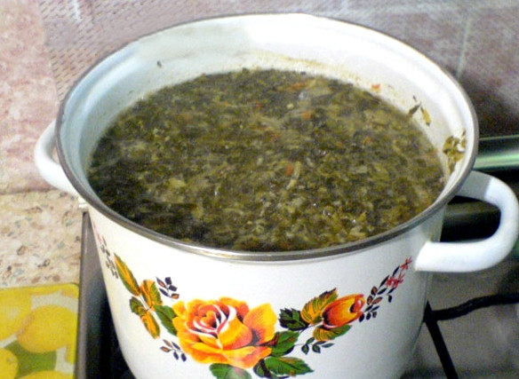 1. Этап. Щи из щеницы: Через 5-10 минут закладываем нашу щеницу (или просто квашеную капусту). В щи можно положить нарубленный чеснок и лук, хоть по рецепту это делать необязательно. Но так мне кажется вкуснее. Хотя лук и чеснок можно подать потом отдельно, вприкуску. Солим, перчим по вкусу. Я еще заложу лавровый лист. Варим суп на медленном огне в течение часа.