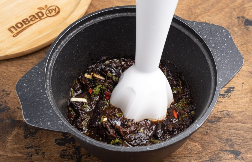 1. Этап. Соус из чернослива на зиму: Добавьте чеснок, прогрейте 1 минуту и измельчите массу блендером.