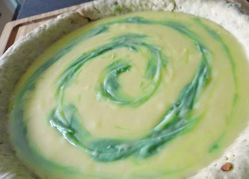 1. Этап. Фисташковый тарт с белым шоколадом: 9. Вылейте в форму. При желании дополните красителем (предварительно разведенным по инструкции).