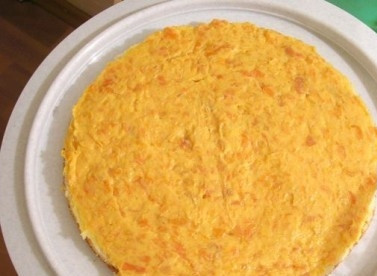 1. Этап. Торт на йогурте: Остывшие коржи разрезаем на две части, в итоге у нас получится 4 коржа поперек. Каждый корж будем прослаивать кремом из кураги.