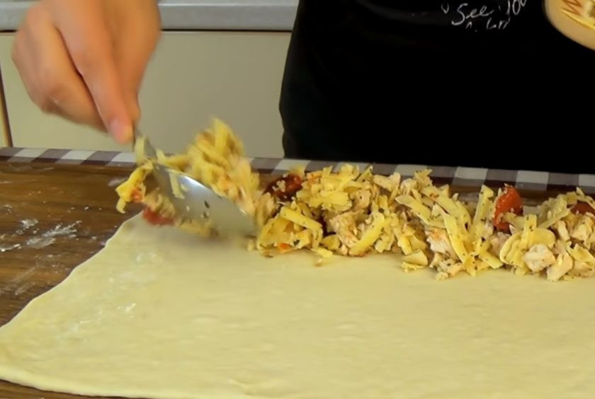 1. Этап. Хлебная коса с начинкой: 3. Смешайте начинку, посолите по вкусу. Тесто разделите на три части и каждую раскатайте в тонкий прямоугольный пласт. По длинному краю выложите 1/3 начинки и сверните рулет, защипните концы.